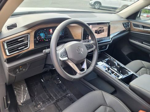 Used 2025 Volkswagen Atlas SE FWD image 11