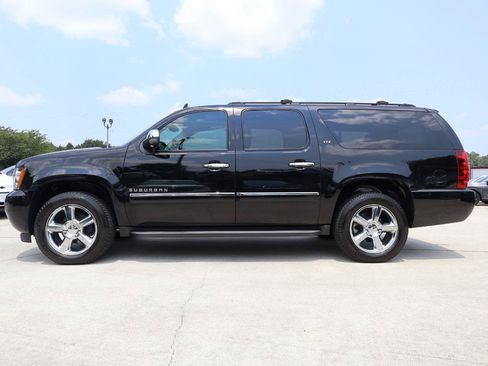 Used 2012 Chevrolet Suburban LTZ RWD image 3