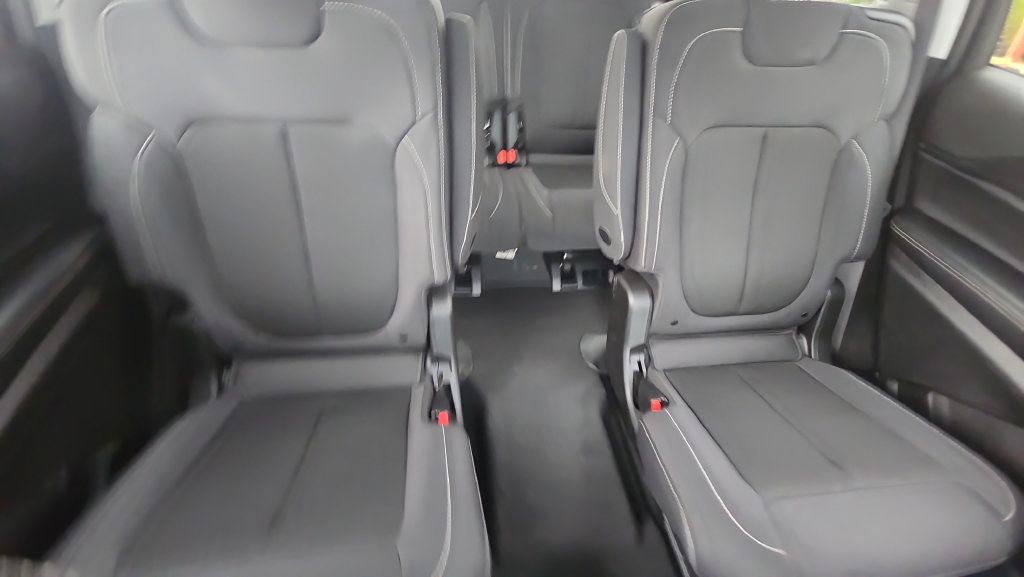 Used 2023 Jeep Grand Cherokee L Laredo w/ Luxury Tech Group I AWD/4WD image 10