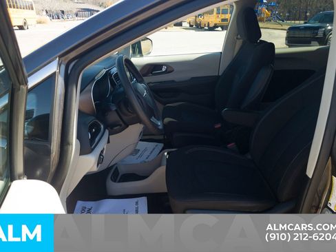 Used 2022 Chrysler Voyager LX image 17