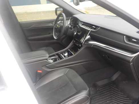 Used 2023 Jeep Grand Cherokee Altitude image 16