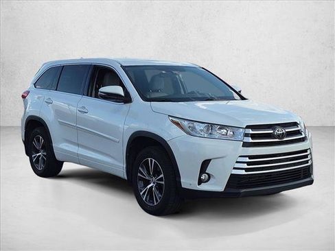 Used 2018 Toyota Highlander Plus w/ Carpet Mat Package (TMS) AWD/4WD image 3