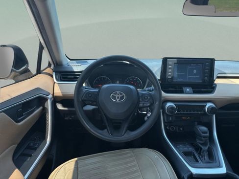 Used 2019 Toyota RAV4 LE FWD image 10