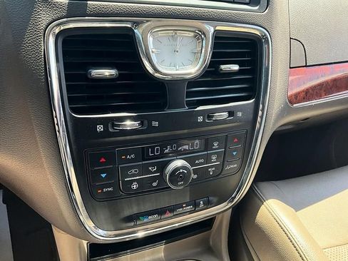 Used 2014 Chrysler Town & Country Touring-L w/ Driver Convenience Group FWD image 22