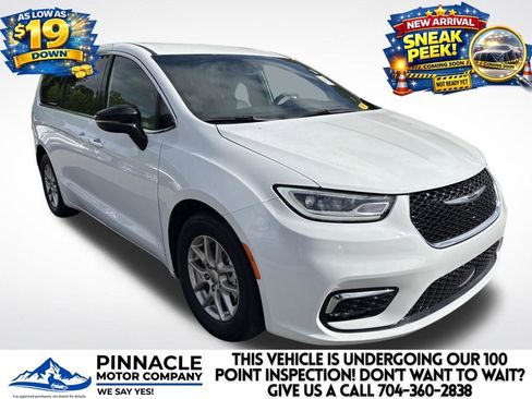 Used 2025 Chrysler Pacifica Select FWD image 1