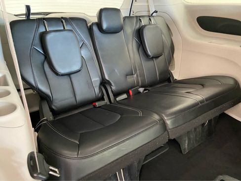 Used 2024 Chrysler Pacifica Touring-L image 15