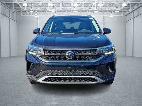 Certified 2023 Volkswagen Taos SE image 2