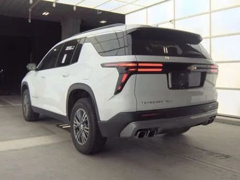 Used 2024 Chevrolet Traverse LT image 2
