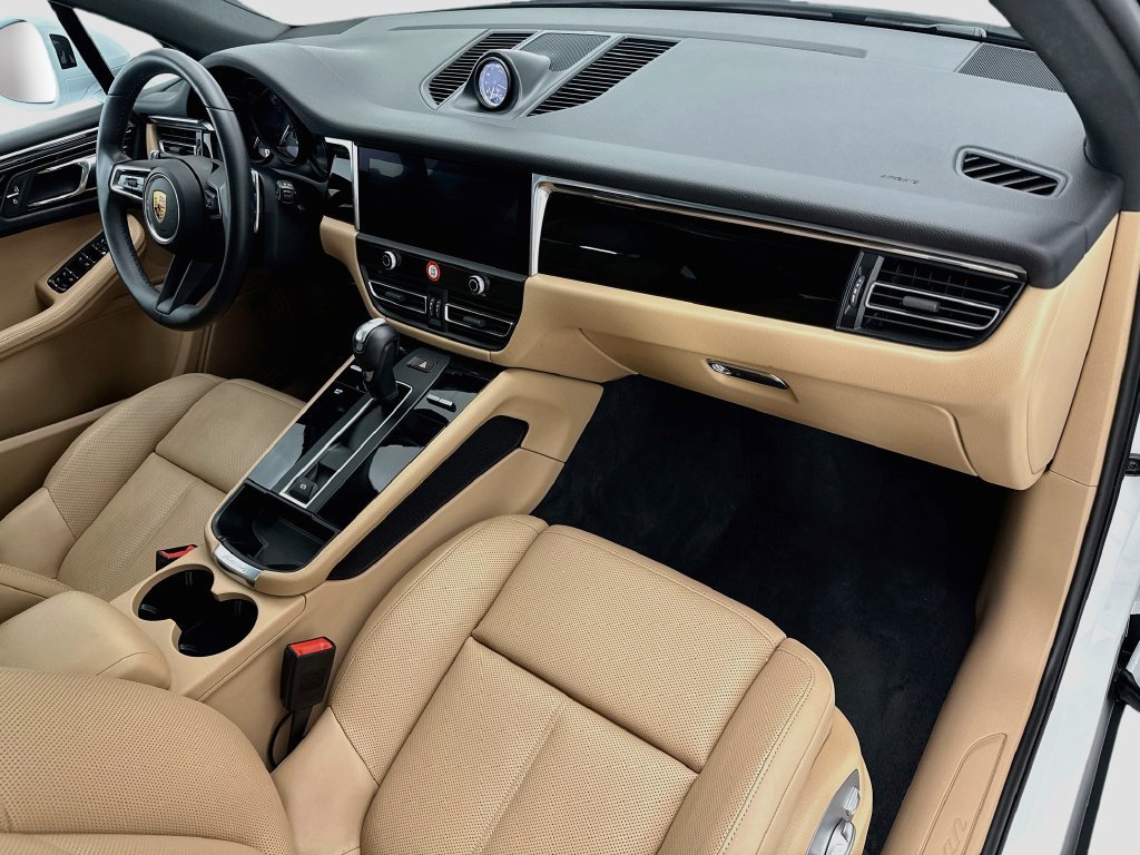 Certified 2025 Porsche Macan AWD/4WD image 19