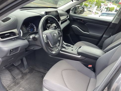 Used 2022 Toyota Highlander LE AWD/4WD image 9