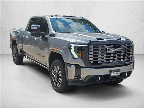 Used 2026 GMC Sierra 2500 Denali Ultimate w/ LPO, Black Badging Package AWD/4WD image 3