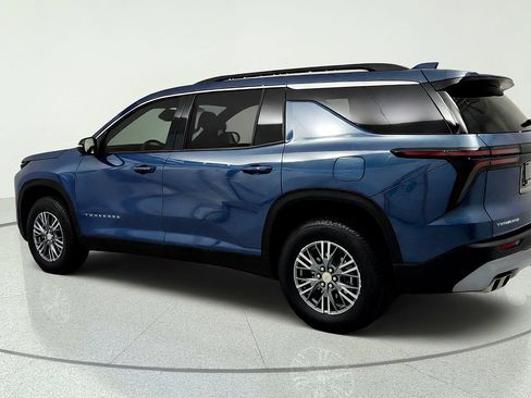 Used 2025 Chevrolet Traverse LT w/ Driver Confidence Package FWD image 3