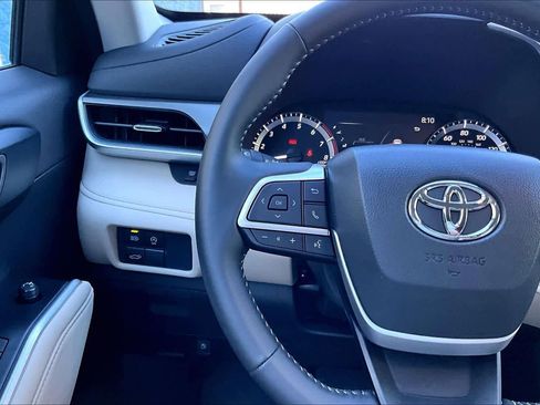 Certified 2025 Toyota Highlander XLE FWD image 24