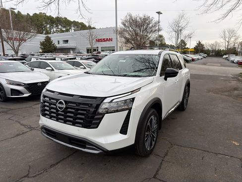 New 2026 Nissan Pathfinder Platinum image 3