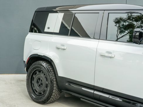 Used 2023 Land Rover Defender 110 image 28