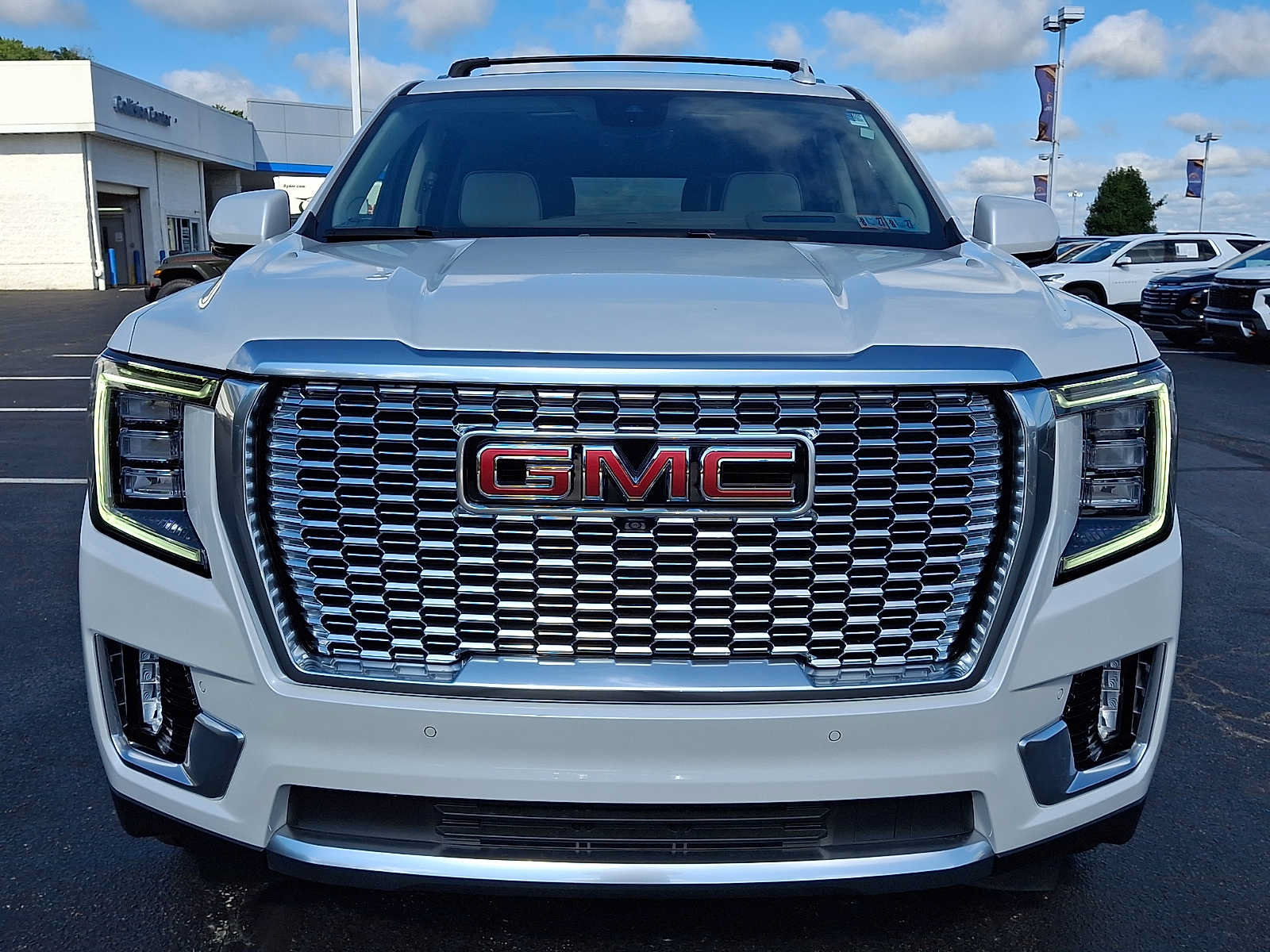 Used 2024 GMC Yukon Denali w/ Denali Reserve Package AWD/4WD image 2