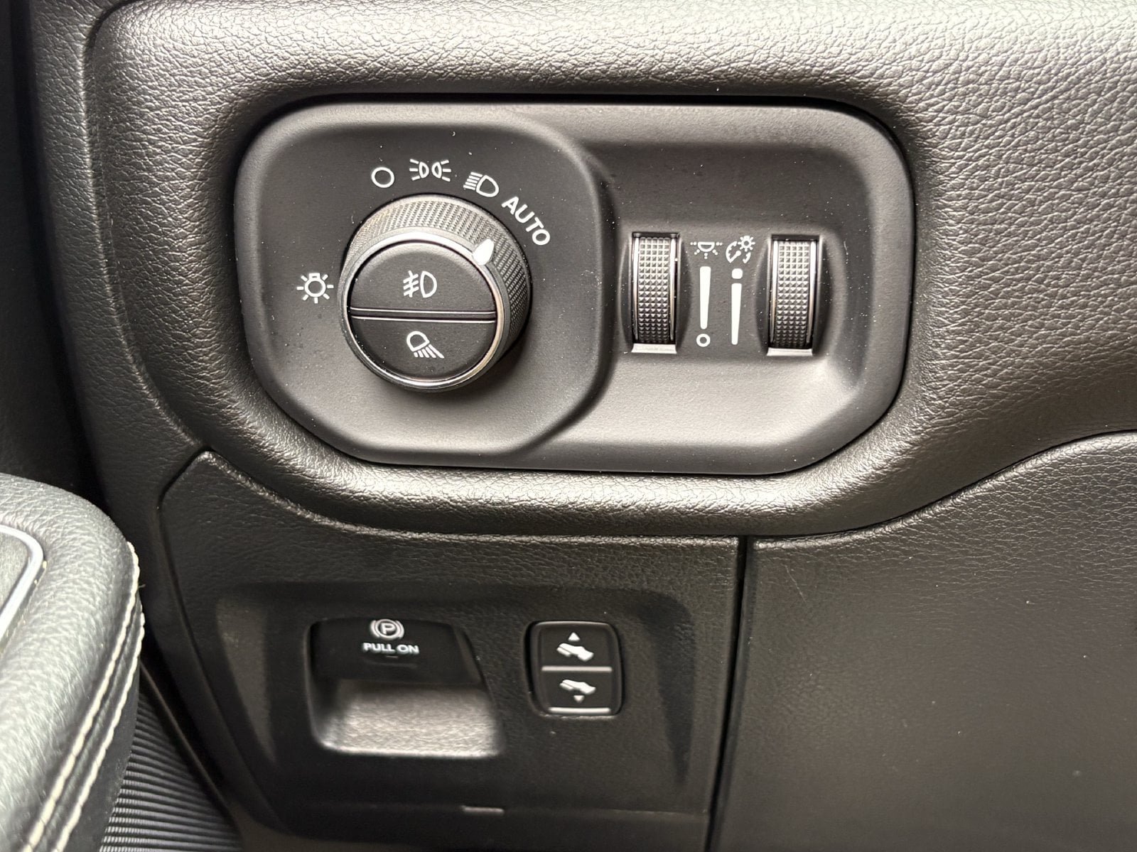 Used 2023 RAM 1500 Laramie AWD/4WD image 39