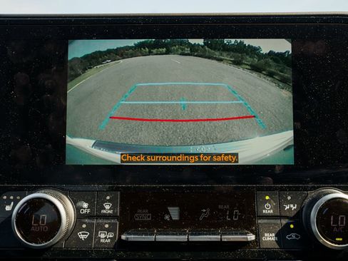 Used 2023 Toyota Highlander XLE FWD image 35