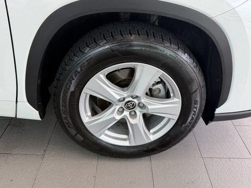 Used 2022 Toyota Highlander L FWD image 19