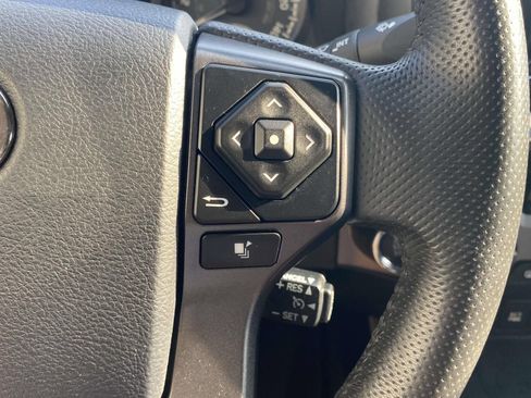 Used 2017 Toyota Tacoma TRD Sport AWD/4WD image 33