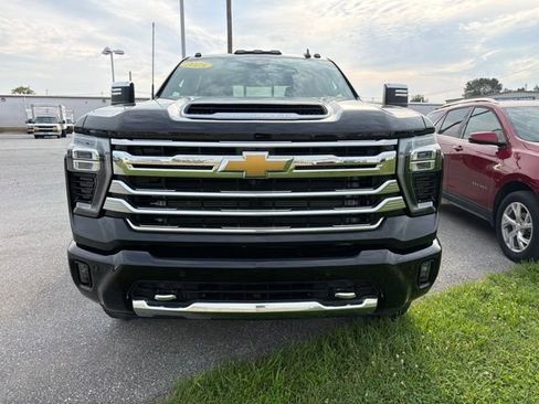 Used 2025 Chevrolet Silverado 3500 High Country w/ High Country Premium Package AWD/4WD image 2
