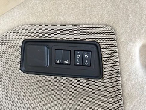 Used 2024 Cadillac Escalade Premium Luxury AWD/4WD image 13