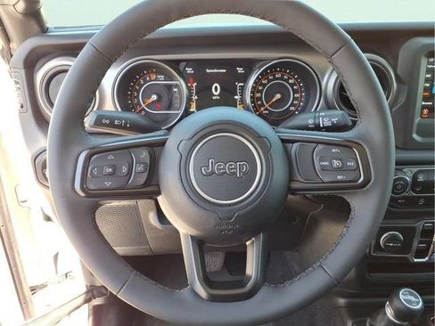 Used 2023 Jeep Gladiator Sport AWD/4WD image 16