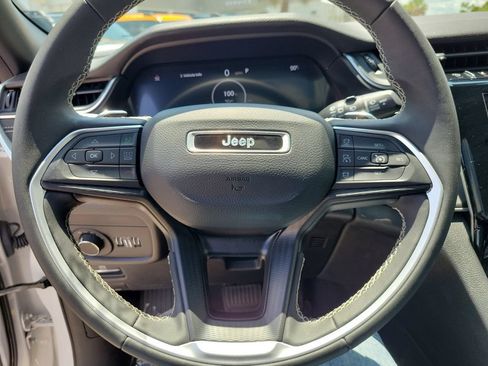 Used 2024 Jeep Grand Cherokee Laredo X AWD/4WD image 19