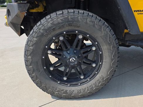 Used 2015 Jeep Wrangler Unlimited Rubicon w/ Connectivity Group AWD/4WD image 10