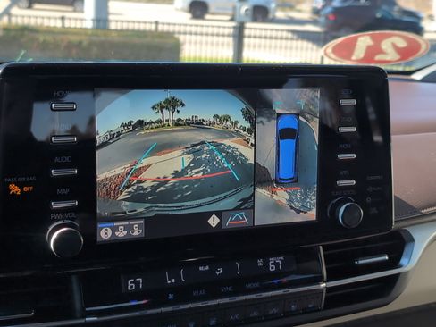 Certified 2021 Toyota Sienna Platinum image 25