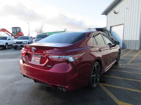 Used 2018 Toyota Camry XSE image 5
