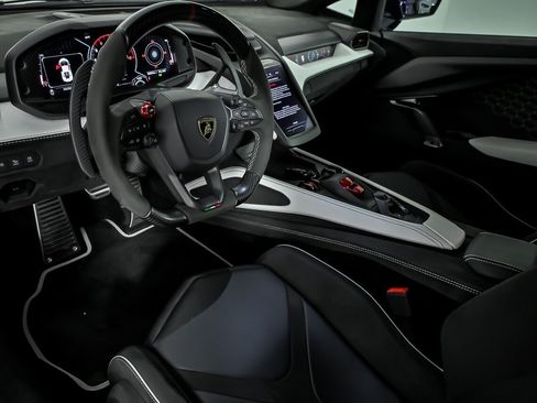 Used 2024 Lamborghini Revuelto image 28