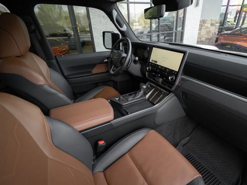 Used 2024 Lexus GX 550 w/ Accessory Package (31) image 21