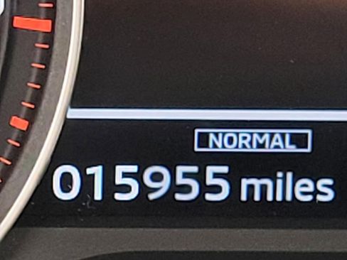 Used 2024 Mitsubishi Outlander AWD image 2