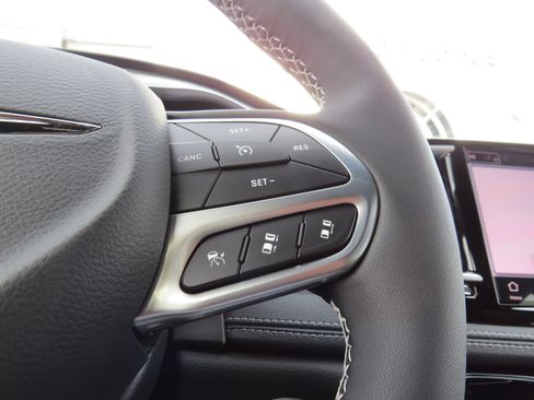 New 2026 Chrysler Pacifica Limited FWD image 23