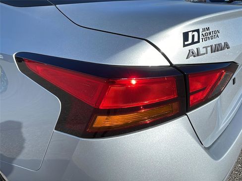 Used 2025 Nissan Altima 2.5 SV image 11