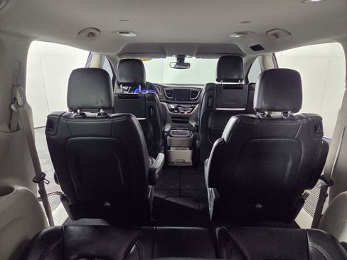 Certified 2018 Chrysler Pacifica Touring-L Plus image 30