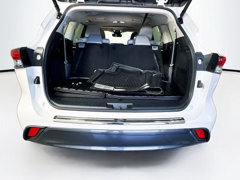 Used 2024 Toyota Highlander Limited AWD/4WD image 31