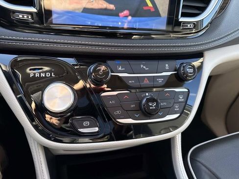 Used 2023 Chrysler Pacifica Limited FWD image 26
