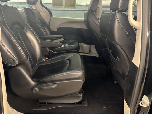 Used 2023 Chrysler Pacifica Touring-L image 40