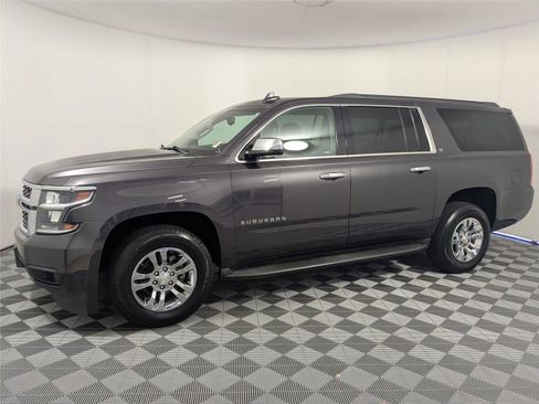 Used 2017 Chevrolet Suburban LT image 2