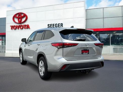 Used 2023 Toyota Highlander FWD image 4