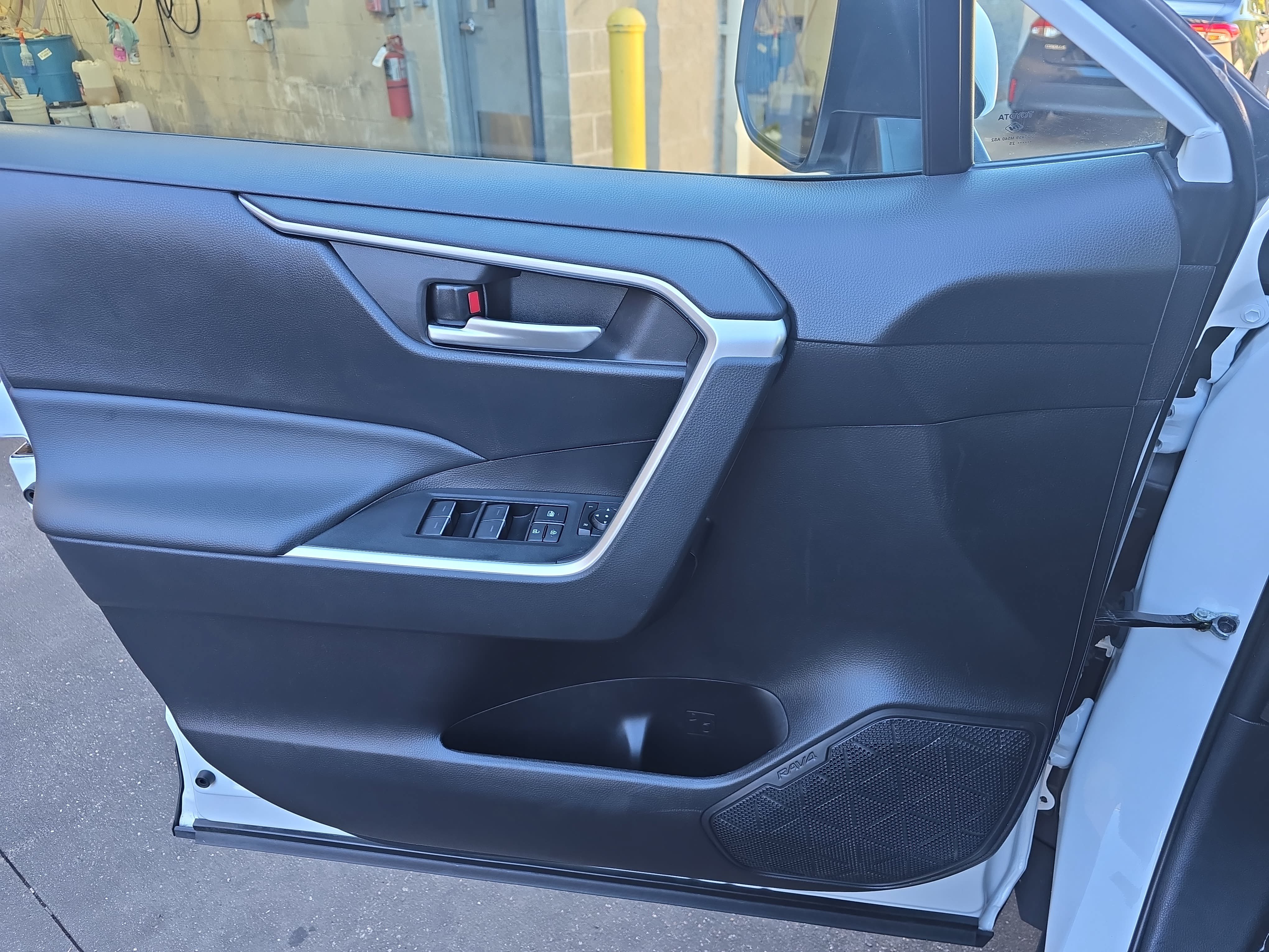 Used 2025 Toyota RAV4 XLE FWD image 27