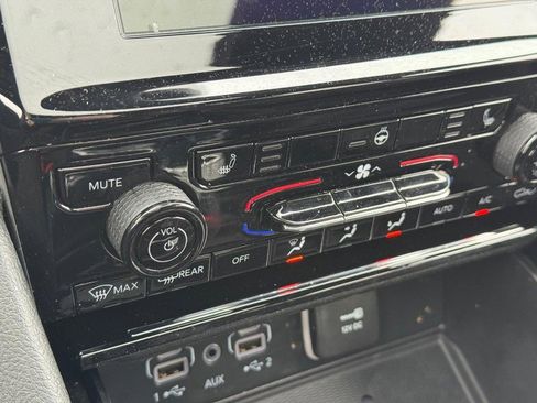 Used 2023 Jeep Grand Cherokee L Laredo image 22