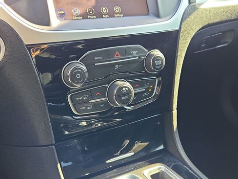 Used 2023 Chrysler 300 Touring w/ Sport Appearance Package image 25