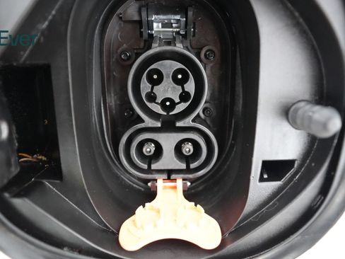 Used 2023 Chevrolet Bolt LT w/ Infotainment Package FWD image 10