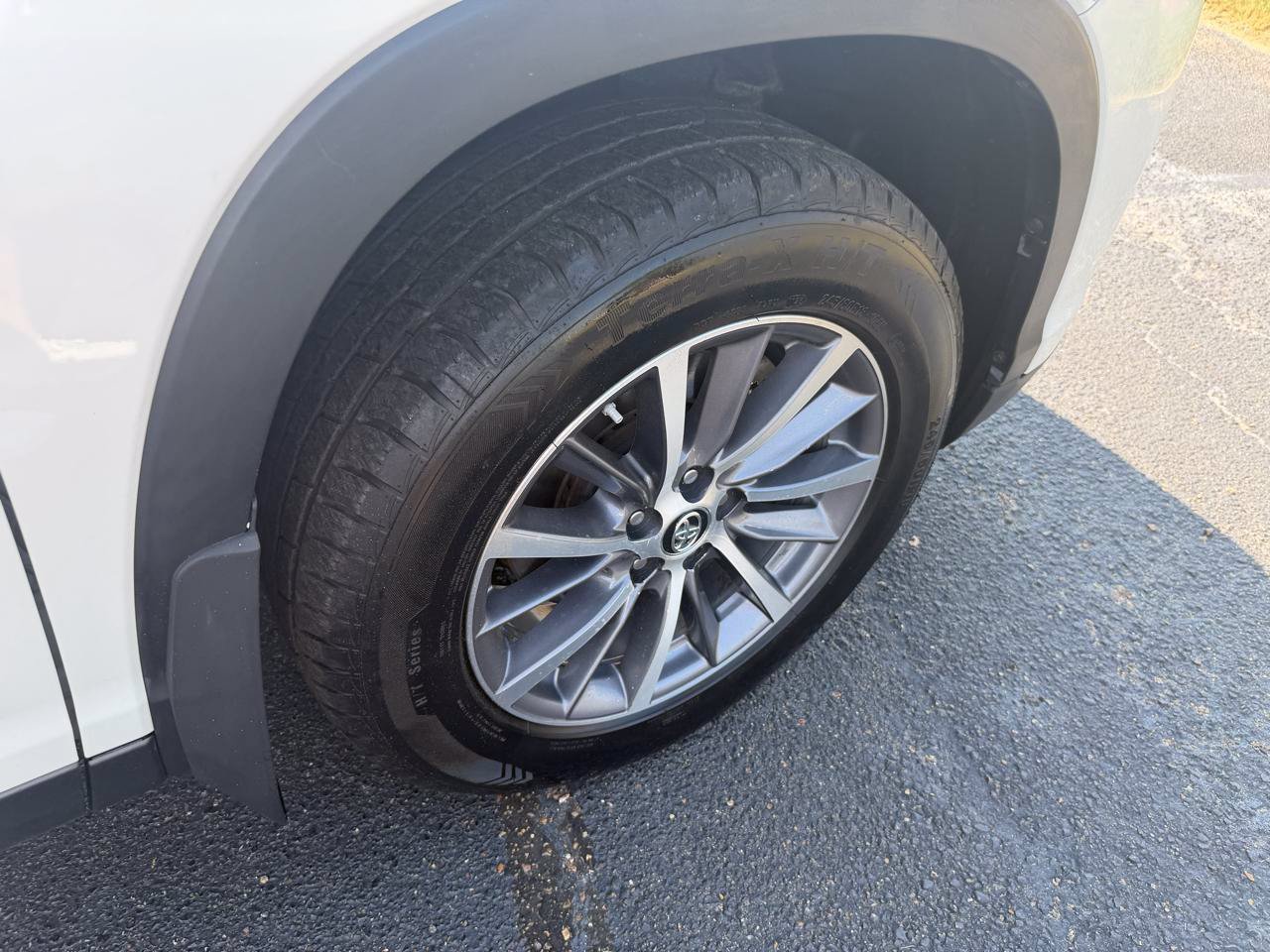 Used 2019 Toyota Highlander XLE FWD image 28