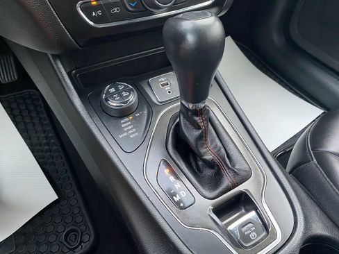 Used 2020 Jeep Cherokee Trailhawk w/ Cold Weather Group AWD/4WD image 36
