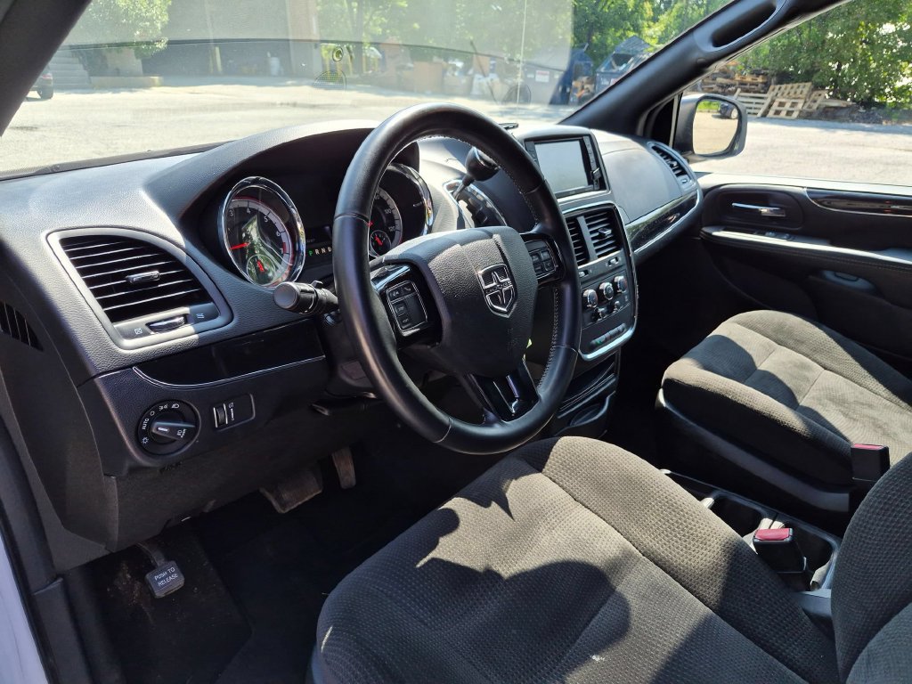 Used 2018 Dodge Grand Caravan SE FWD image 16