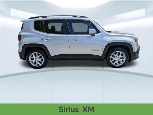 Used 2017 Jeep Renegade Latitude w/ Popular Equipment Group FWD image 8